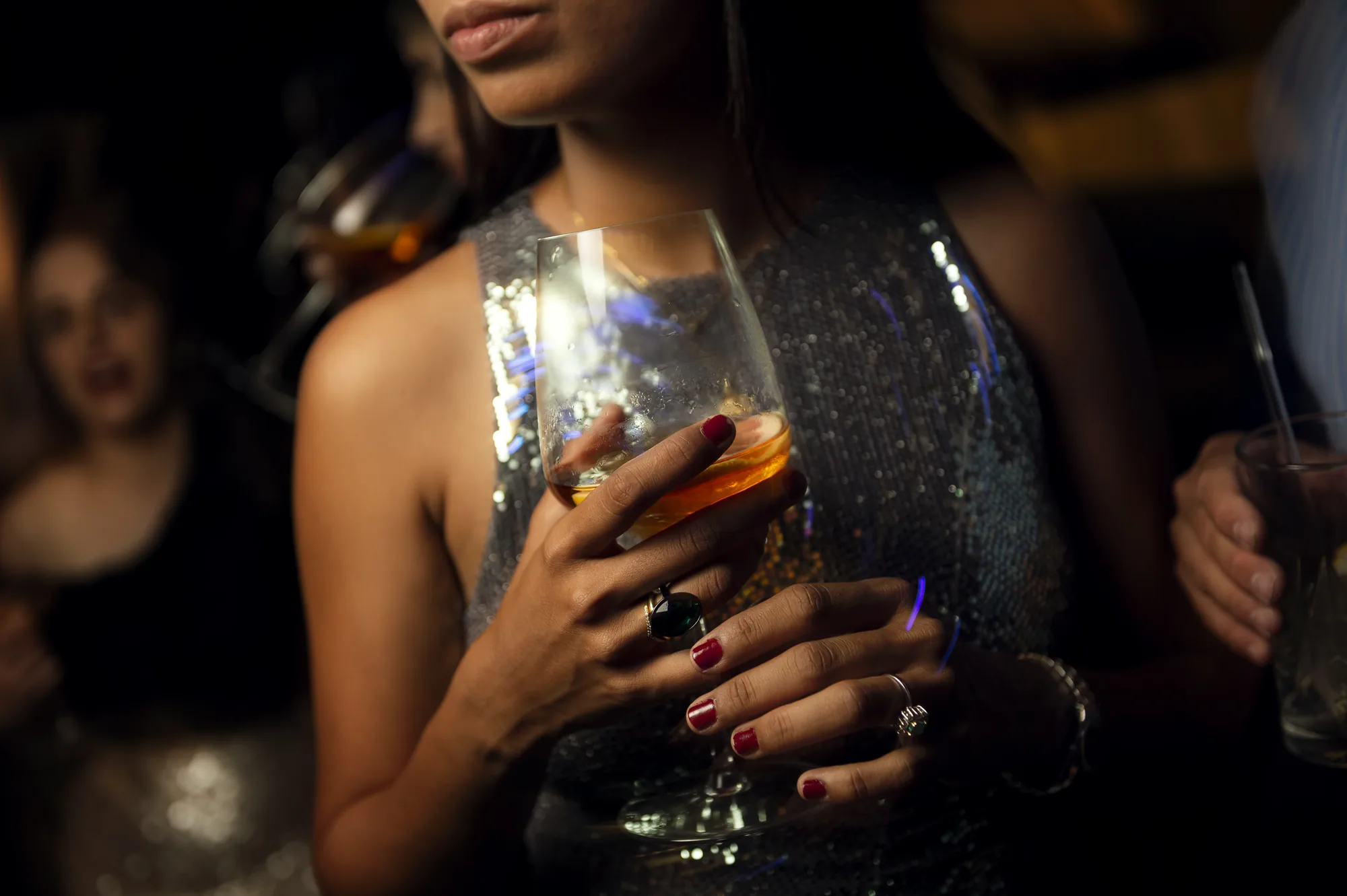 Clientes con copas en el ambiente nocturno del restaurante Oculto de Nerja