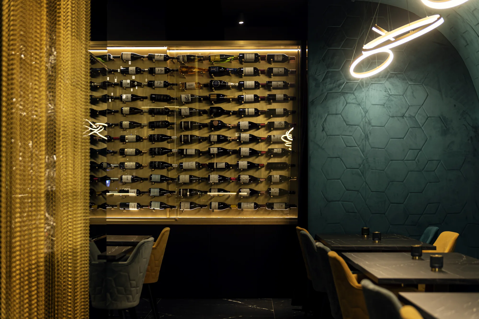 Bodega de vinos iluminada del restaurante Oculto en Nerja