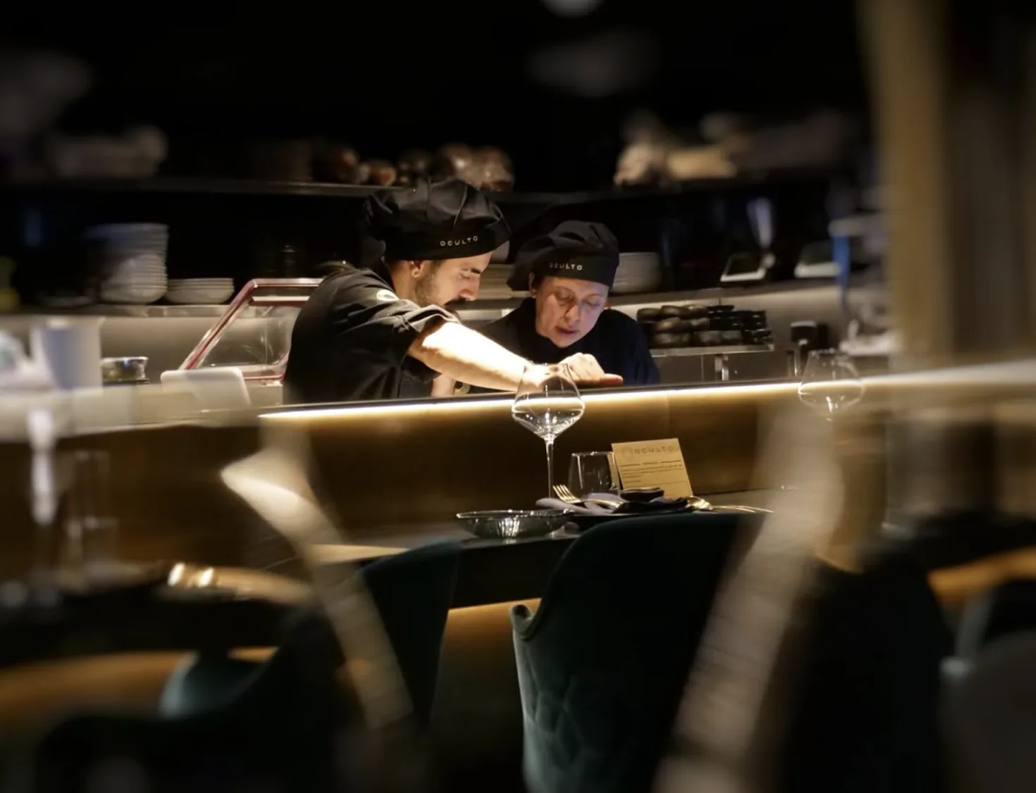 Cocineros preparando platos en la barra del restaurante Oculto de Nerja