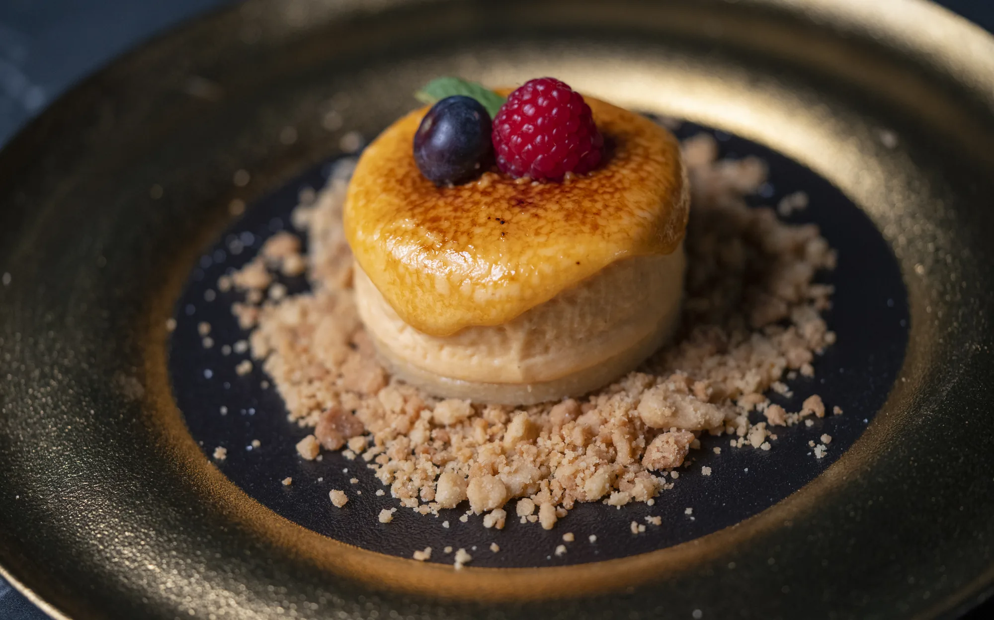 Cheesecake brûlée de boniato con frutos rojos del restaurante Oculto en Nerja