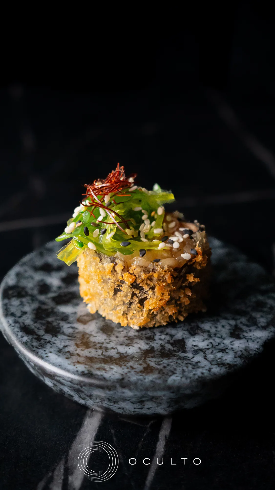 Mix roll crujiente sobre piedra de mármol del restaurante Oculto en Nerja