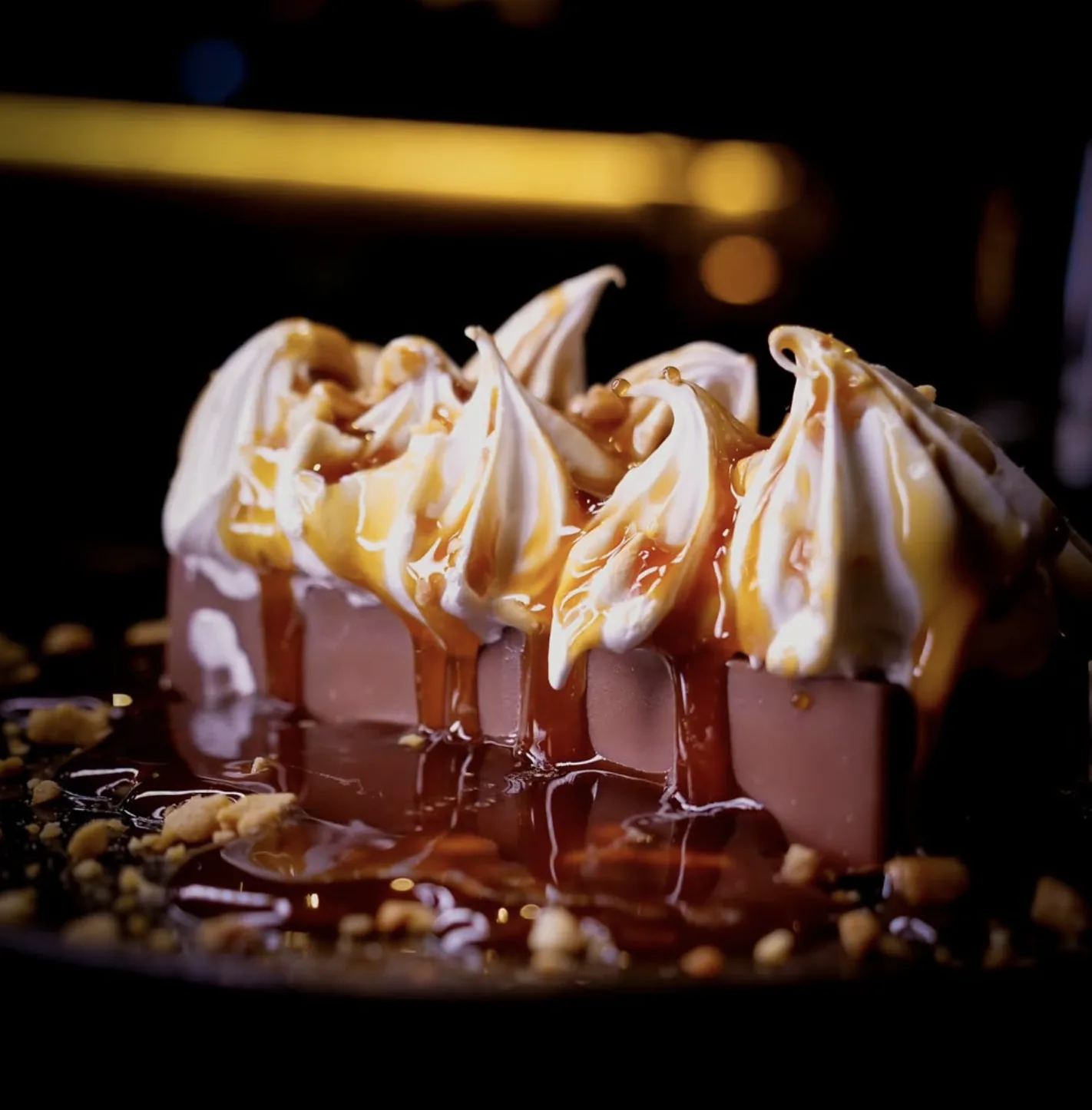 Snicker Oculto, postre con merengue tostado y caramelo del restaurante Oculto