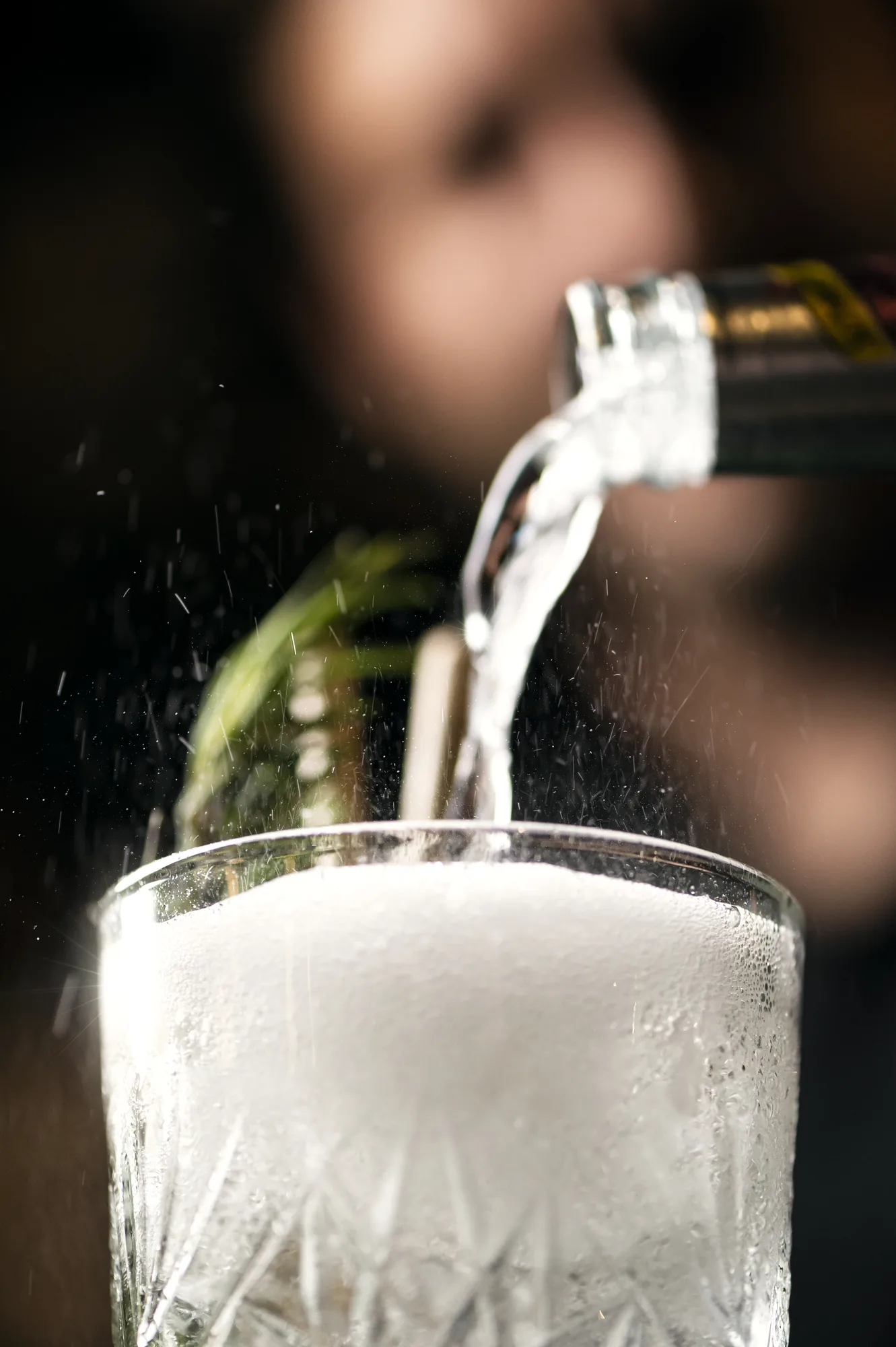 Gin tonic premium en la coctelería de Oculto, Restaurante en Nerja
