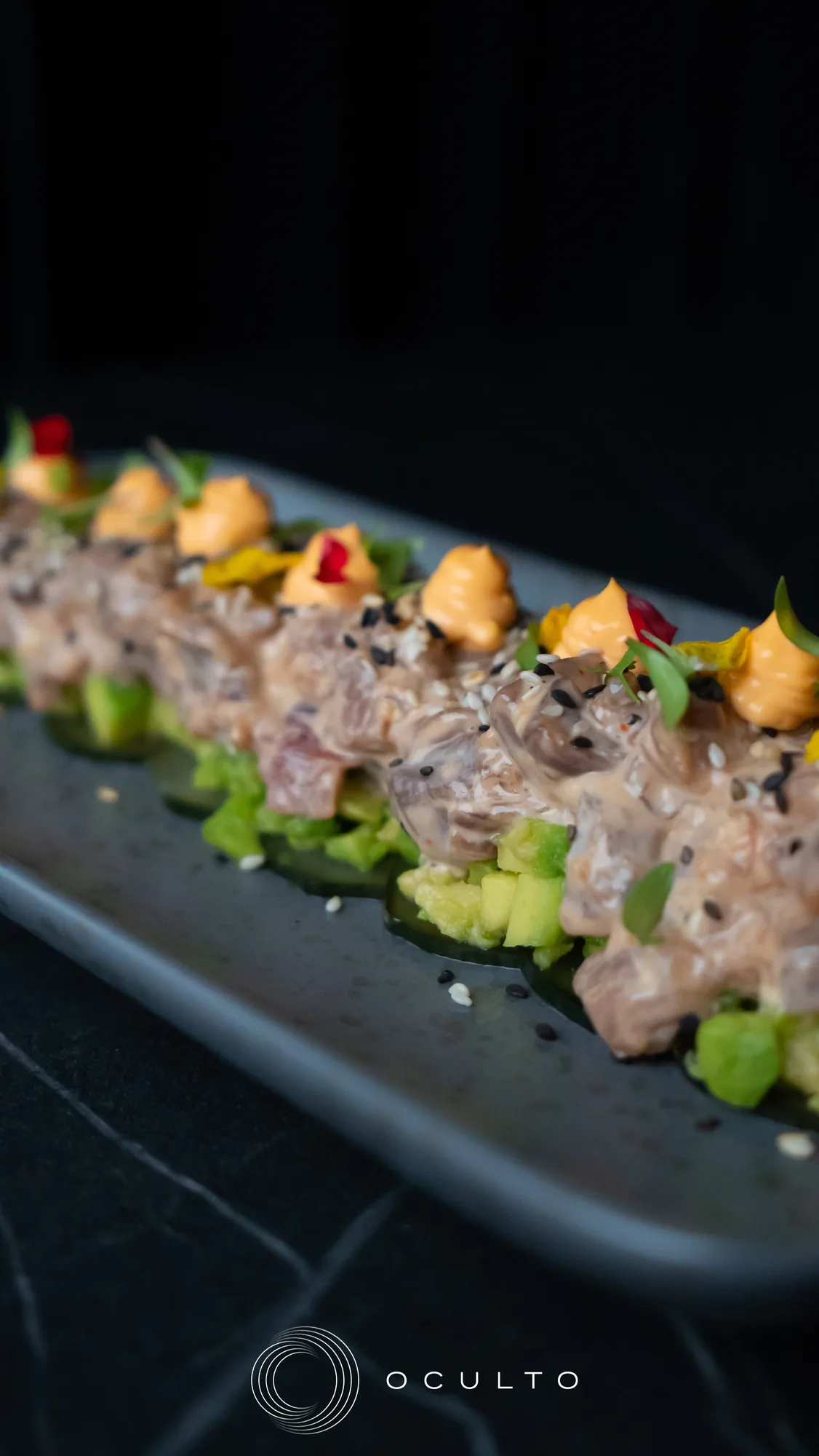 Tuna tataki con aguacate, sésamo y mayonesa picante del restaurante Oculto en Nerja